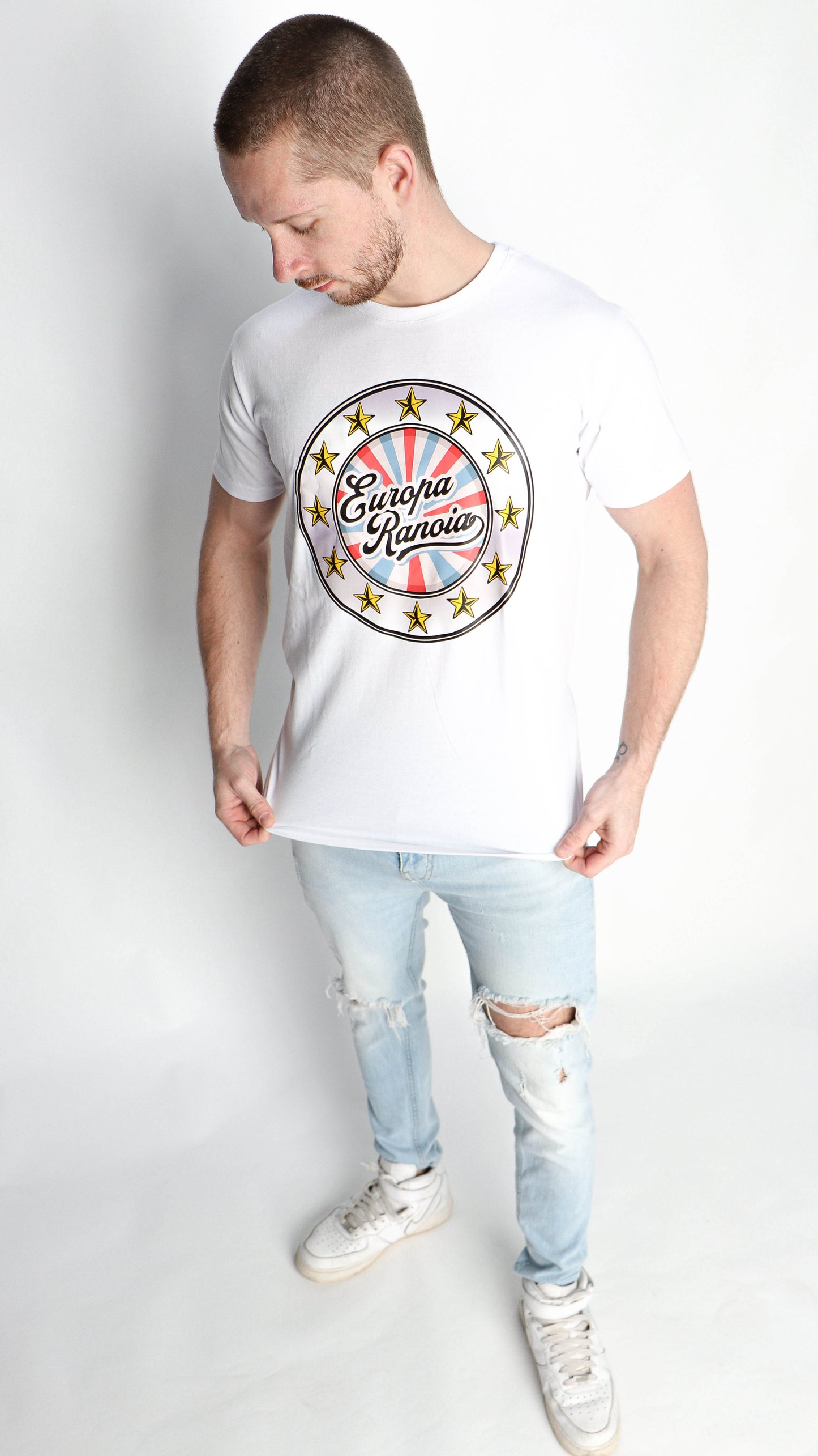 Laat je stem horen met dit Europaranoia T-Shirt en draag bij aan het gesprek over de problemen die Europa raken, terwijl je tegelijkertijd een boodschap van hoop en eenheid uitdraagt.