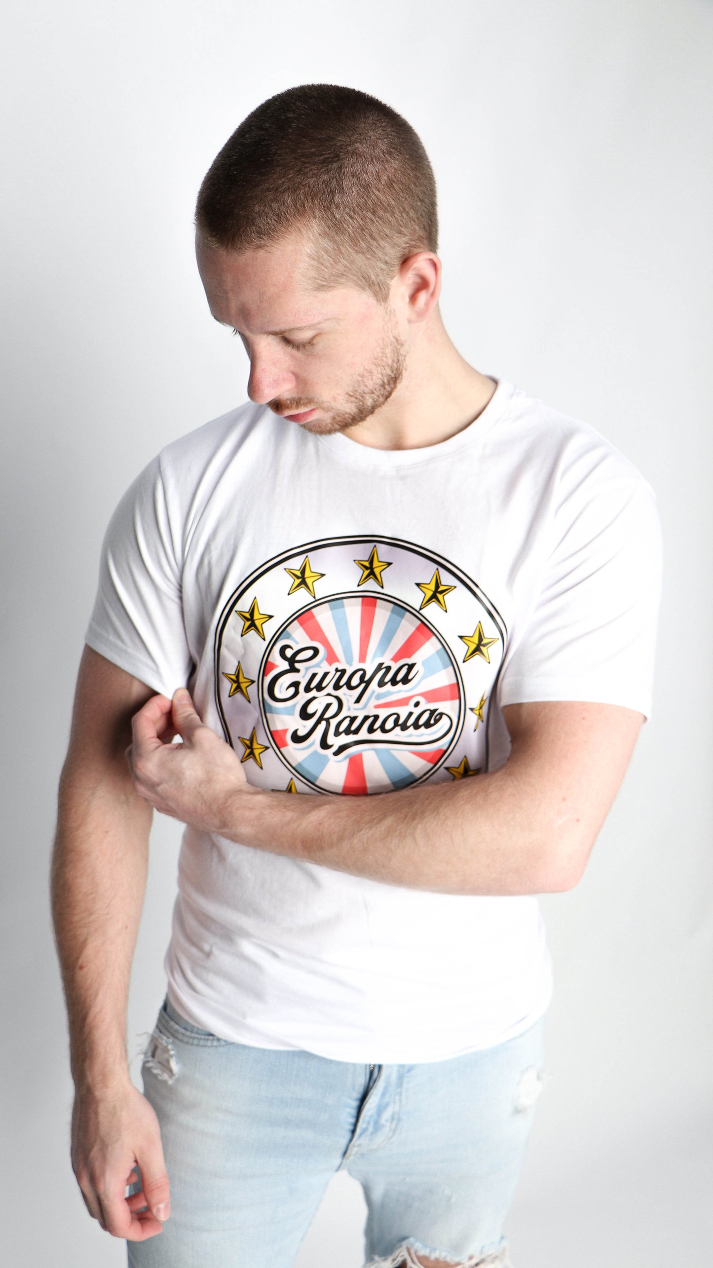 Laat je stem horen met dit Europaranoia T-Shirt en draag bij aan het gesprek over de problemen die Europa raken, terwijl je tegelijkertijd een boodschap van hoop en eenheid uitdraagt.