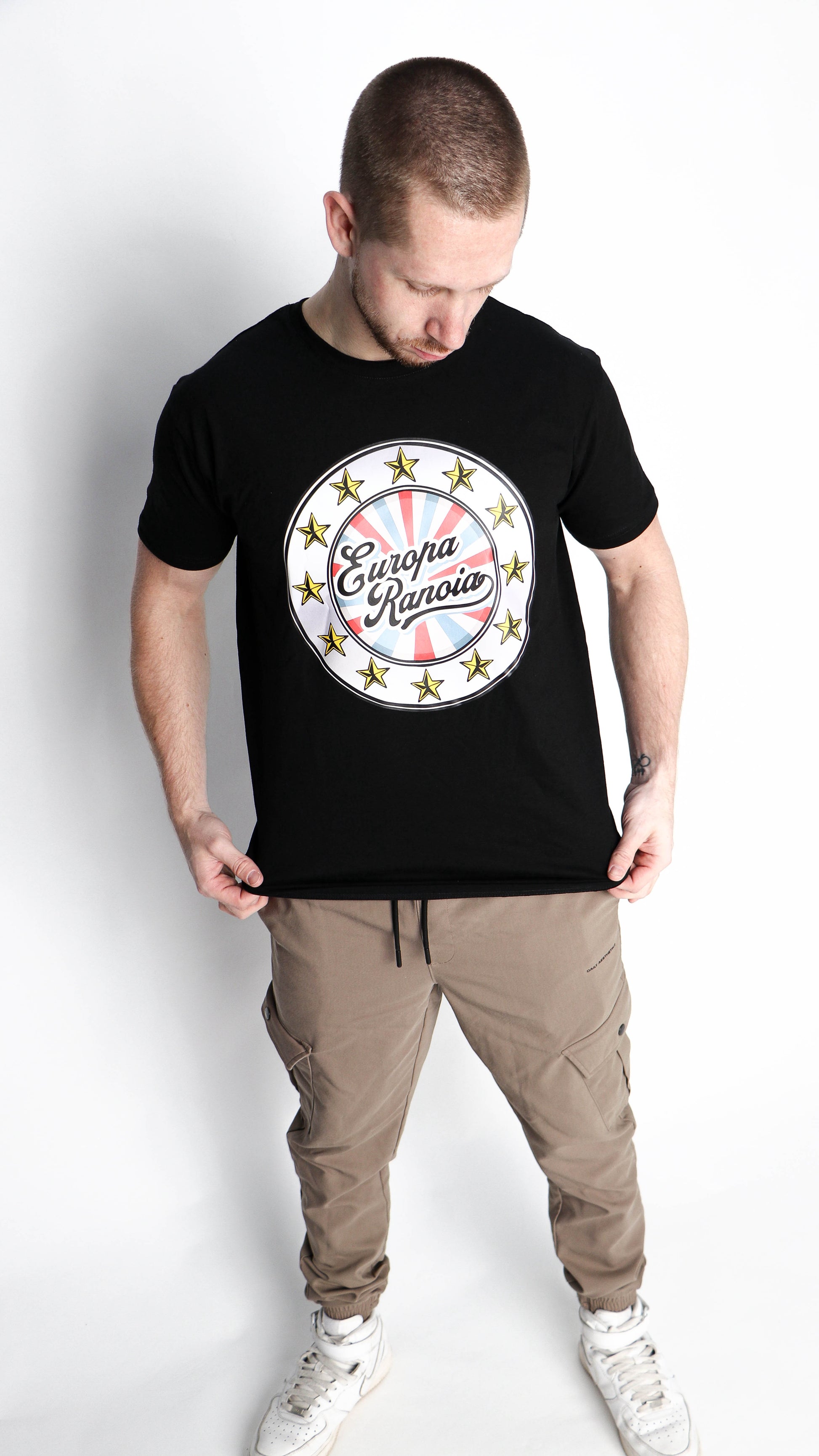 Laat je stem horen met dit Europaranoia T-Shirt en draag bij aan het gesprek over de problemen die Europa raken, terwijl je tegelijkertijd een boodschap van hoop en eenheid uitdraagt.