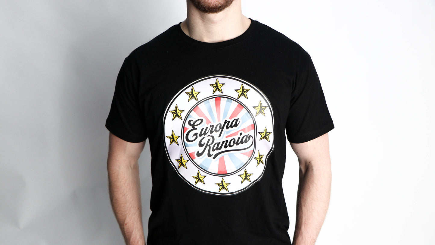 Laat je stem horen met dit Europaranoia T-Shirt en draag bij aan het gesprek over de problemen die Europa raken, terwijl je tegelijkertijd een boodschap van hoop en eenheid uitdraagt.